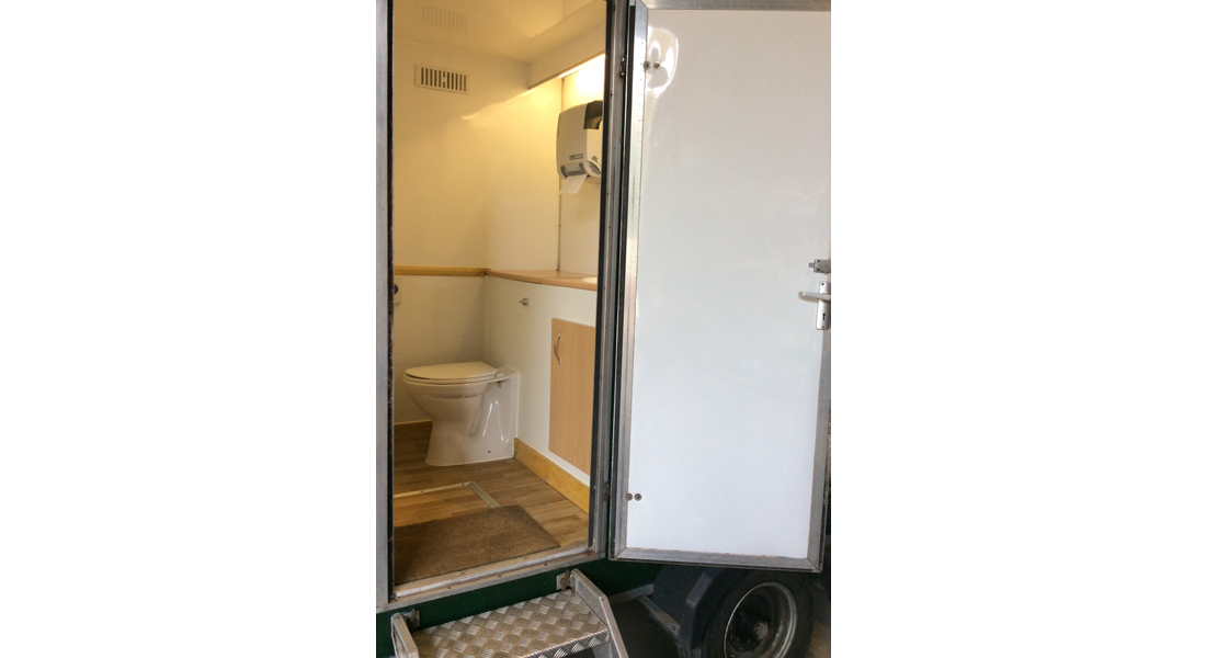 Party Sandringham luxury toilet